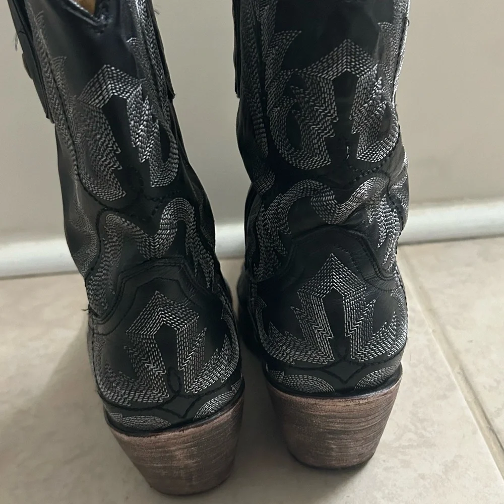 Black Western-Style Women's Boots - Picture 6 of 8